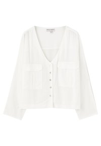 Blouse blanche avec un col en V, des manches longues, deux poches poitrine et une fermeture à boutons. Fabriquée en tissu léger avec une texture lisse.