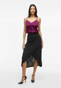 Juodas apklijuotas sijonas su aukšta plyšiu, derinamas su violetiniu satino marškinėliais. Marškiniai turi plonas spaghetti juostas ir V formos iškirpimą.