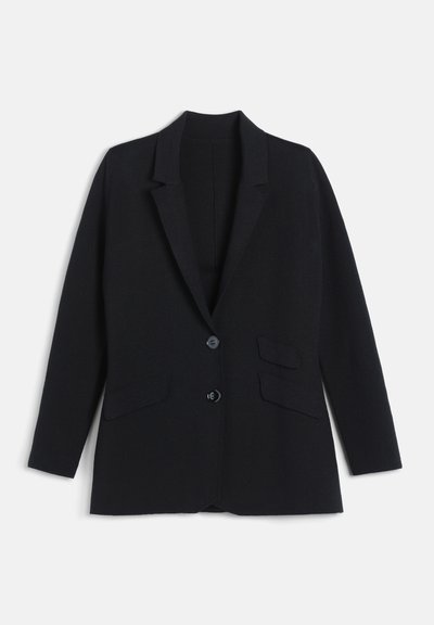 Blazer noir simple boutonnage avec revers crantés, deux boutons devant et trois poches à rabat, présenté sur un fond gris clair.