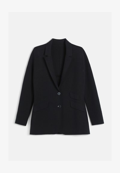 Blazer noir simple boutonnage avec revers crantés, deux boutons devant et trois poches à rabat, présenté sur un fond gris clair.