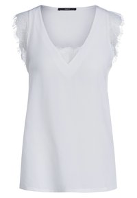 Top sin mangas blanco con escote en V profundo y detalles de encaje en los hombros. Tela suave con un corte relajado y sin patrones visibles.