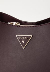 Guess SORA GIRLFRIEND CARRYALL - Borsa a mano - aubergine