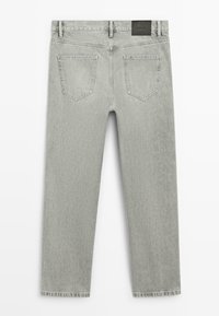 Lichtgrijze spijkerbroek met twee achterzakken en een zwarte merkpatch op de tailleband, plat liggend weergegeven van achteren.