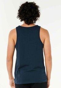 Mørkeblå bomulds tanktop med rund halsudskæring og brede ærmegab, der har en glat tekstur og regular fit.