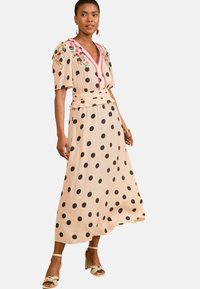 REGULAR FIT - EMBROIDERED V-NECK SHORT SLEEVE MIDI . - Rochie de zi - ivory spot