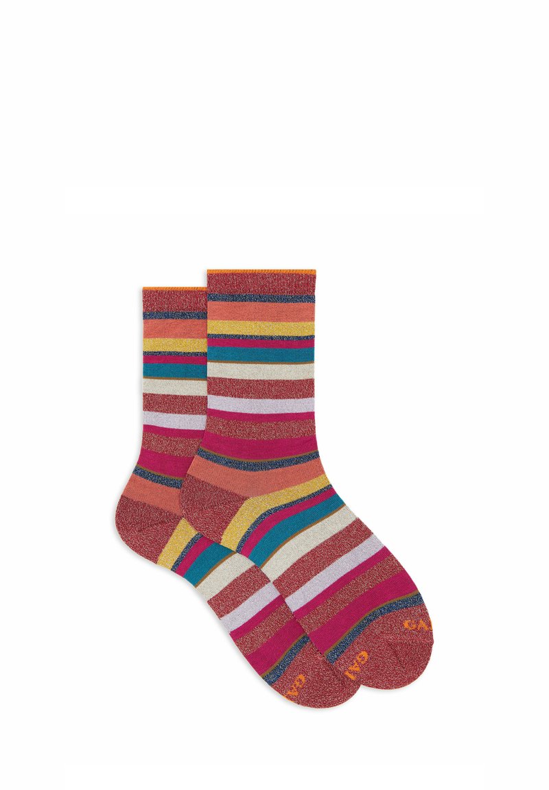 Un paio di calzini colorati a metà polpaccio con righe orizzontali in rosso, rosa, arancione, giallo, blu, bianco e blu navy su uno sfondo bianco.