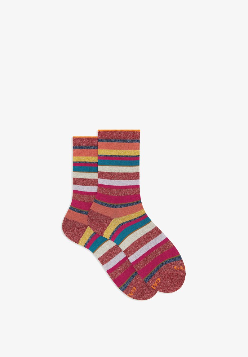 Un paio di calzini colorati a metà polpaccio con righe orizzontali in rosso, rosa, arancione, giallo, blu, bianco e blu navy su uno sfondo bianco.