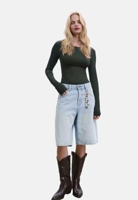 Long sleeved top - green