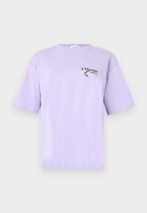 T-shirt lilas à manches courtes avec un petit texte « L’Orange délicieux » et une fleur avec deux feuilles vertes sur le haut gauche de la poitrine.