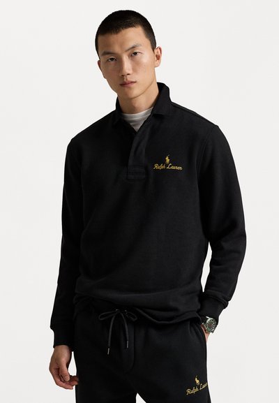 Czarny długi rękaw polo wykonany z bawełny z kołnierzykiem, z haftowanym żółtym logo "Ralph Lauren" oraz małym emblematem konia na piersi.