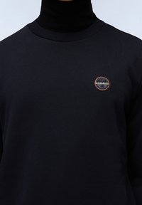 Czarna bluza z okrągłym wyhaftowanym logo na lewej piersi, okrągłym dekoltem i fakturowanym materiałem z prążkowanymi mankietami.