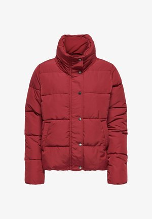 Czerwona kurtka puchowa z wysokim kołnierzem, wyposażona w przednie kieszenie, zapięcie na napy oraz pikowany fason z poziomym przeszyciem.