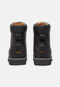 Zwarte leren laarzen met een gestructureerde afwerking, gewatteerde kraag, oranje accenten en robuuste rubberen zolen. Voorzien van trekriempjes voor gemakkelijke aan- en uittrekken.