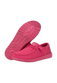 Zapatillas rosas de malla tipo slip-on con suela de goma texturizada, que presentan costuras tonales y una tira en el talón para facilitar su colocación.