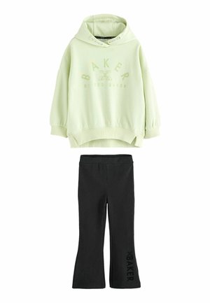 Sweat-shirt à capuche vert clair avec le texte "Baker by Ted Baker" et pantalons évasés noirs avec le texte "Baker" près de l'ourlet.