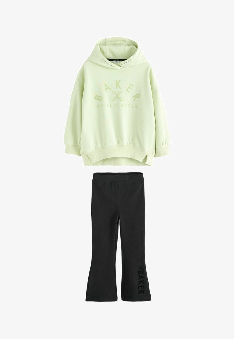 Svijetlozeleni dukserica s kapuljačom s natpisom "Baker by Ted Baker" i crne široke hlače s natpisom "Baker" blizu ruba.