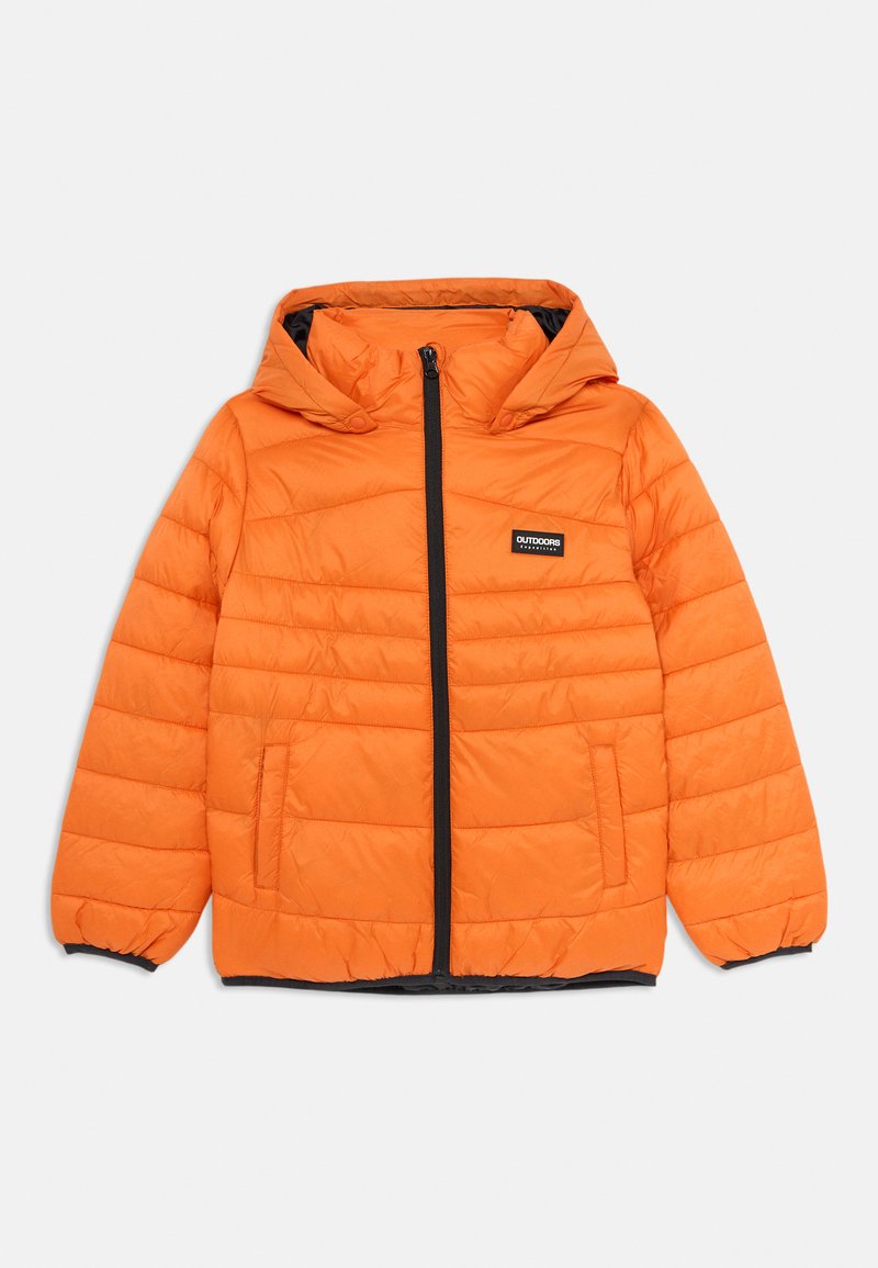 Orange huvad quiltad jacka med svart dragkedja och patch-logotyp på vänster bröst, elastiska muddarna och sidofickor.