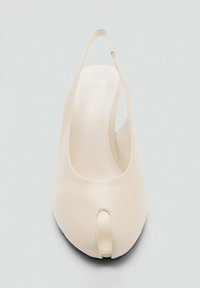 Scarpa slingback beige con punta aperta, in pelle liscia, forma arrotondata, striscia sottile e suola in gomma nera. Dettagli di cucitura minimi.