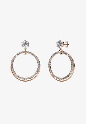 Roze gouden oorhangers met een cirkelvormig design, voorzien van een rij heldere rhinestones en een stud bovenop elke hoepel.