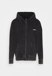 Felpa nera in denim con zip, cappuccio con coulisse, tasche frontali e dettaglio logo bianco sul petto. Tessuto strutturato con cuciture visibili.