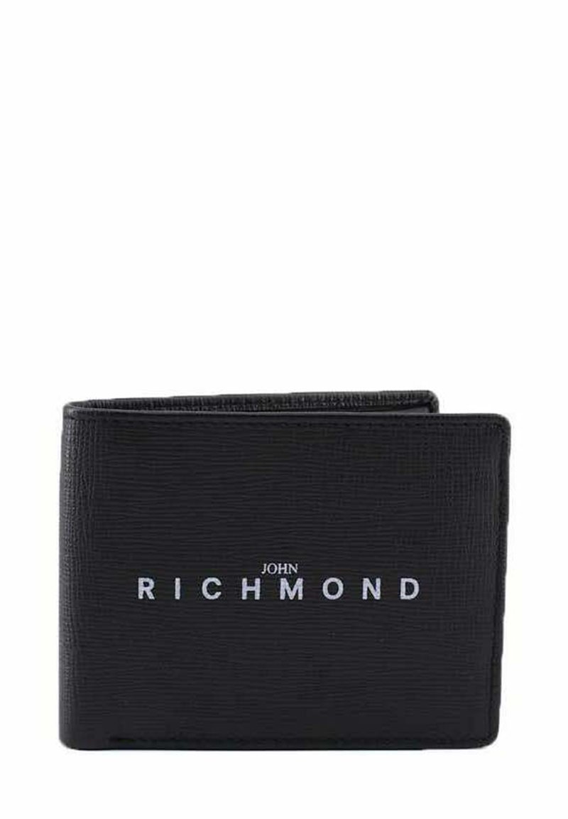 Portafoglio in pelle nera con finitura texture, caratterizzato da un logo in argento "JOHN RICHMOND" sulla parte anteriore, design a doppio pieghevole, forma compatta.