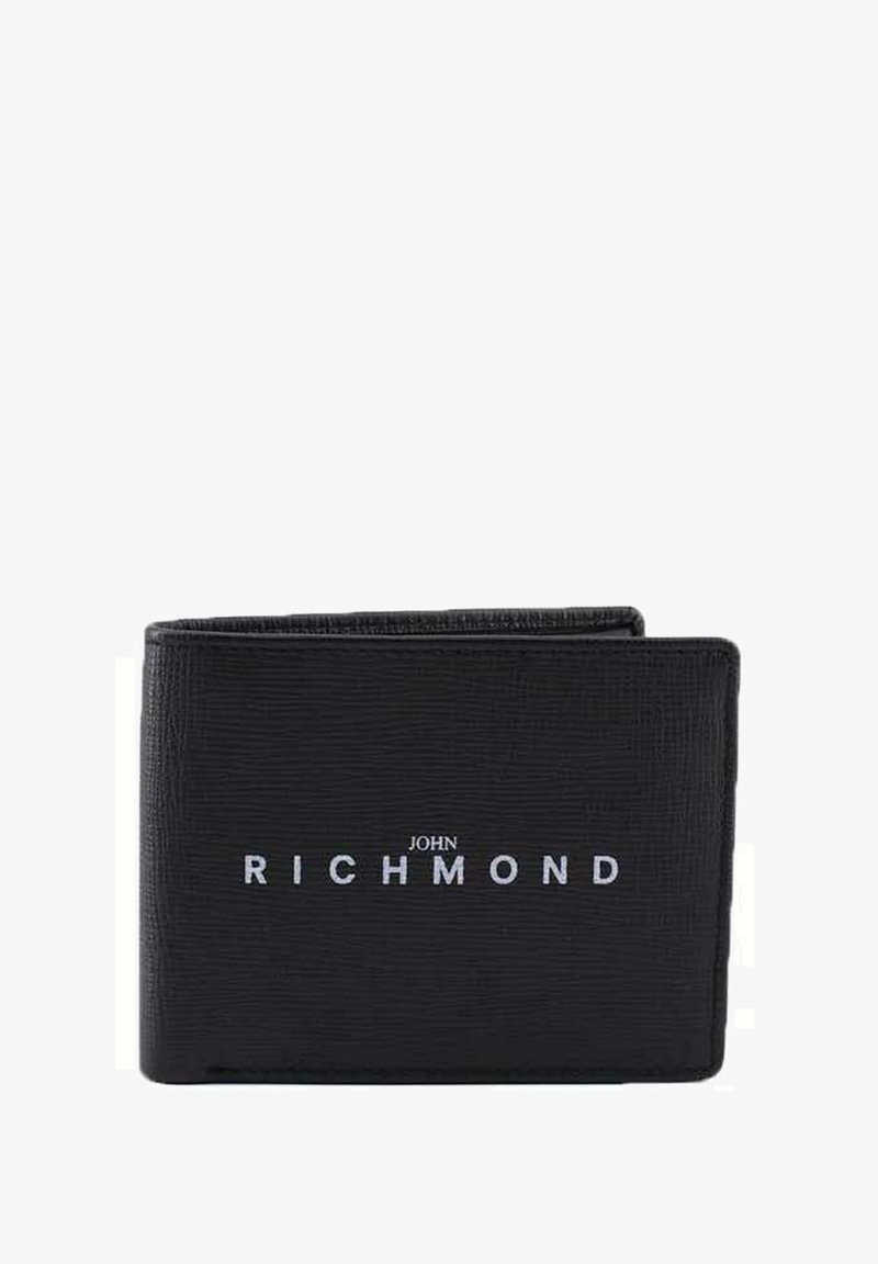Portafoglio in pelle nera con finitura texture, caratterizzato da un logo in argento "JOHN RICHMOND" sulla parte anteriore, design a doppio pieghevole, forma compatta.