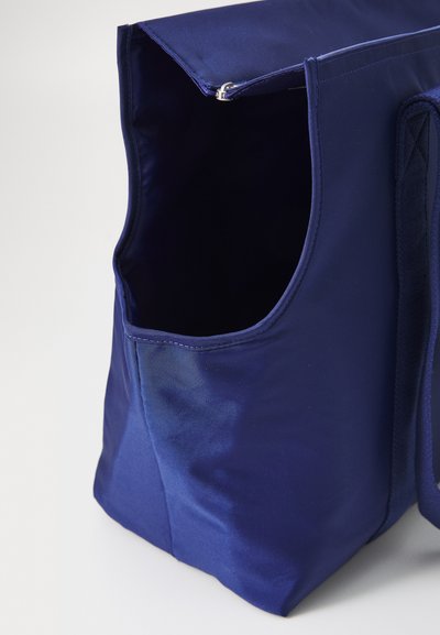 Navy blue tote bag made of smooth fabric, featuring a zippered top and an open compartment. Clean design with reinforced side seams.
