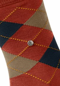 Skarpeta dziana w diamentowy wzór w kolorze czerwonym, granatowym i beżowym, z kontrastowym żółtym ściegiem i małym srebrnym logo.