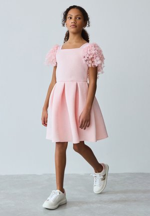 Baker by Ted Baker REGULAR FIT - 3D FLORAL SLEEVE EMBOSSED - Kokteilikleit/peokleit - pink