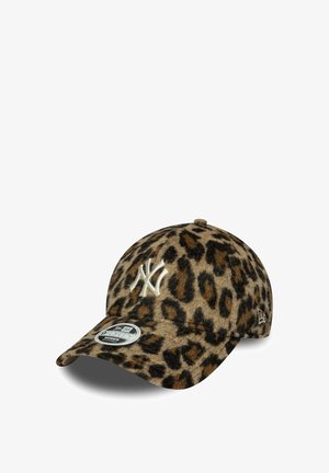 Gorra de béisbol con estampado de leopardo, visera curva y logo bordado en blanco "NY" en la parte frontal.
