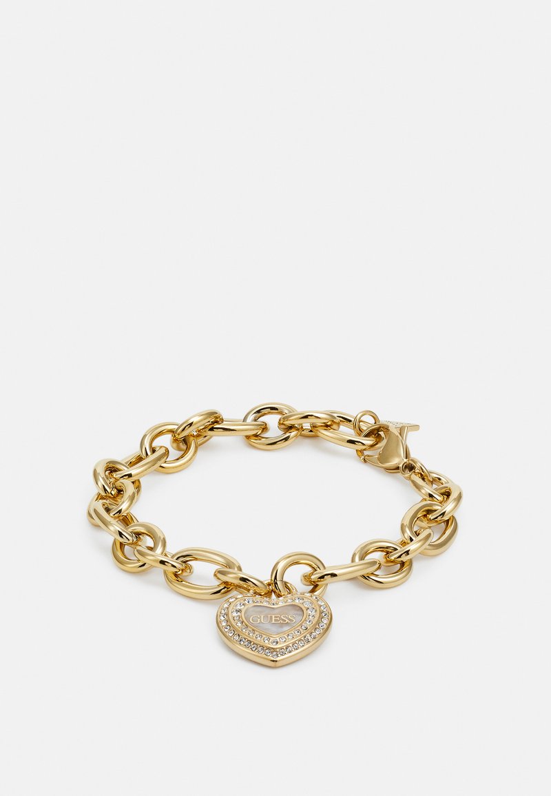 Bracciale in metallo dorato con ciondolo a forma di cuore che presenta il nome del marchio e un bordo di cristalli trasparenti.