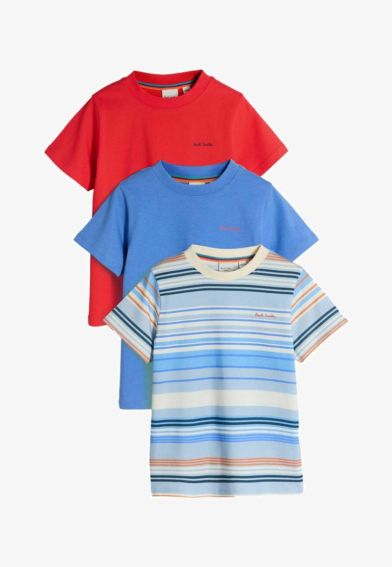Trois t-shirts à manches courtes pour enfants Paul Smith, en rouge uni, bleu uni, et rayé bleu-blanc, avec un petit logo sur la poitrine.
