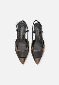 Escarpins slingback noirs et dorés avec un bout pointu, présentant un dessus en tissu texturé et des accents noirs lisses sur le cou-de-pied. Taille 37.