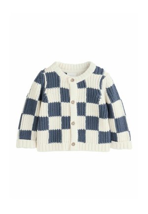 Chunky gestrickte Babystrickjacke mit blau-weißem Schachbrettmuster und vier Knöpfen vorne.