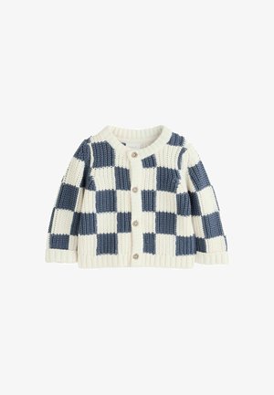 Cardigan pour bébé en maille épaisse avec motif damier bleu et blanc et quatre boutons sur le devant.