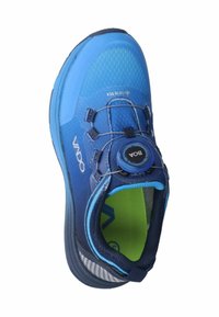 Scarpa sportiva blu con tomaia in mesh, sistema di allacciatura BOA, soletta ammortizzata e suola in gomma testurizzata.