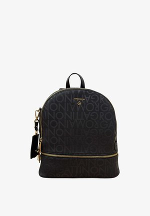 Zaino da designer nero con cerniere dorate, motivo testuale ripetuto "Gattinoni Roma", manico superiore e tasca laterale staccabile.