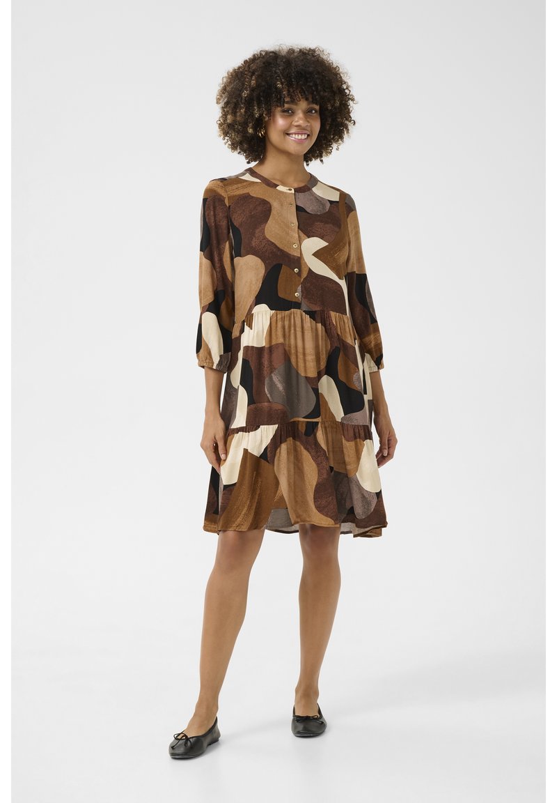 Barna mintás ruha kerek nyakkivágással, gombos elülső résszel, háromnegyedes ujjakkal és strukturált anyagból. Bővülő sziluett és térdig érő hossz.