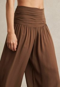 Reiss LOLA WIDE - Auduma bikses - brown