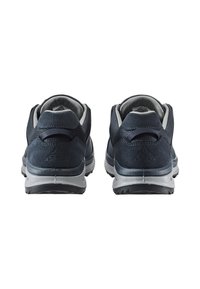 Scarpe da ginnastica blu scuro con una combinazione di materiali in rete testurizzata e pelle scamosciata, dotate di un colletto imbottito e suola in gomma grigia.