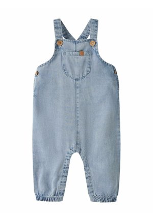 Svetlomodré detské rifľové nohavice s predným vreckom, drevenými gombíkmi na ramienkach a bokoch a elastickými manžetami na členkoch.