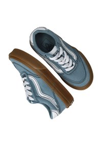 Zapatillas de lona azules con cordones y costuras en blanco, y suela de goma marrón. Diseño clásico de corte bajo con franjas laterales.