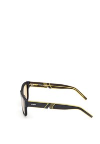 Occhiali da sole con montatura nera, dettagli gialli e design angolare. Presentano una finitura opaca e aste testurizzate con motivi lineari.