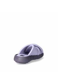 Scarpa slip-on viola con tomaia imbottita e suola spessa e texturizzata. Il design include un logo prominente sulla soletta.