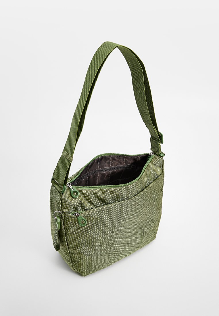 Bolsa de hombro de tela verde con un acabado texturizado, correa ajustable, cierre superior con cremallera y bolsillo exterior con cremallera, que muestra un diseño práctico.