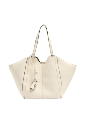 Kremowa torba na ramię ze skóry z szerokimi bokami, podwójnymi paskami na ramię oraz ozdobnym breloczkiem i frędzlem zawieszonym na jednym pasku.