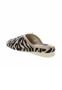 Zapatilla de casa con estampado de cebra en suave piel sintética, base beige, diseño abierto por detrás y suela ligera de color crema.