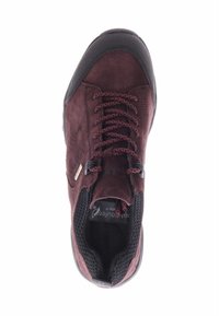 Donker bordeauxrode wandelschoen met een suède bovenwerk, zwarte rubberen neuzen, mesh accenten en rode veters, met een gevoerde binnenkant voor comfort.