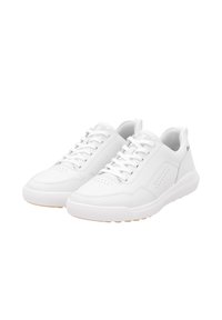 Weiße Sneakers mit einer glatten Lederoberfläche, runder Zehenpartie, Schnürverschluss, perforierten Akzenten und einer Gummisohle mit hellbraunen Kanten.