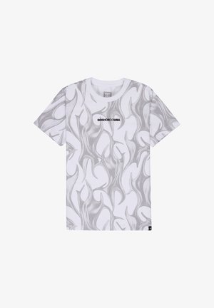 Biała koszulka z krótkim rękawem z szarym wzorem płomieni i czarnym logo na piersi. Wykonana z miękkiego materiału z mieszanki bawełny.